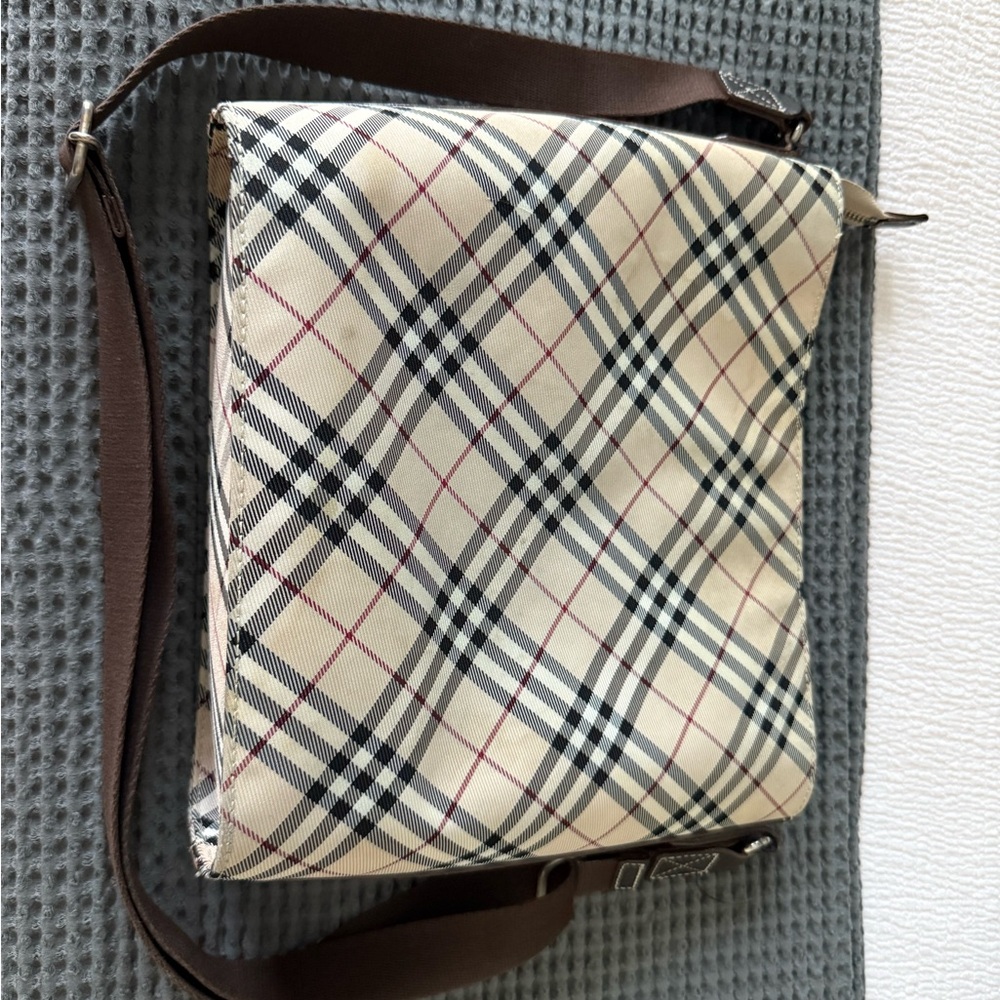 Chic Burberry Shoulder/Crossbody Bag - Picture 2 of 8